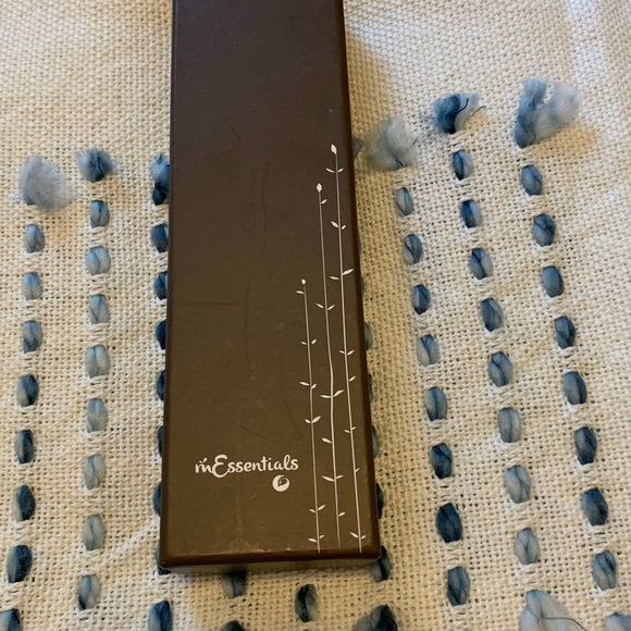 Beautiful mEssential necklace diffuser inc 4 oils - Picture 2 of 6